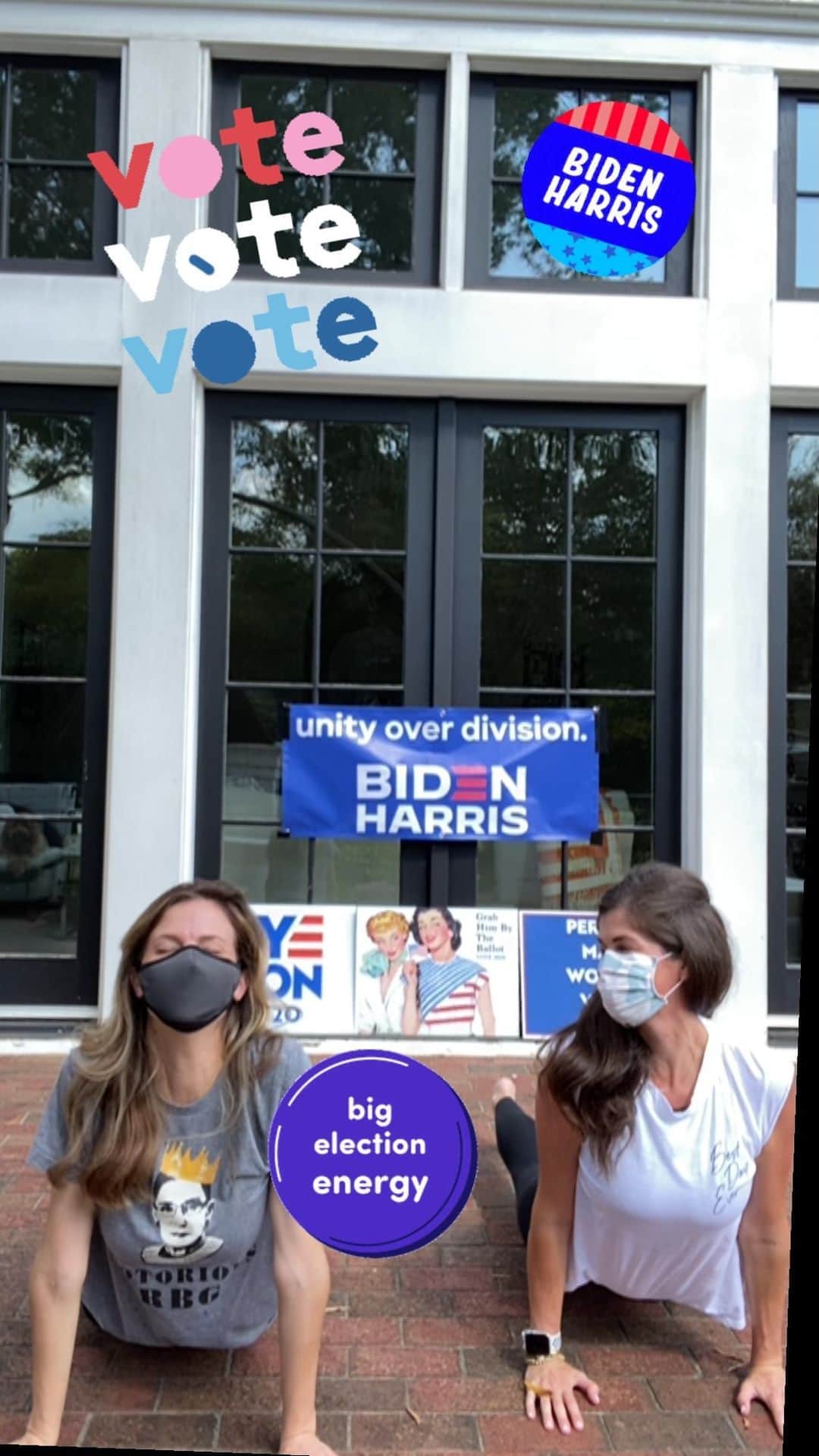 ブルックリン・デッカーのインスタグラム：「Sharing the workout routine you’ve all been waiting for! Who am I kidding we aren’t yogis we just want to encourage you to VOTE. And maybe take a few deep breaths. @meghanngsehorn #democracyclub」