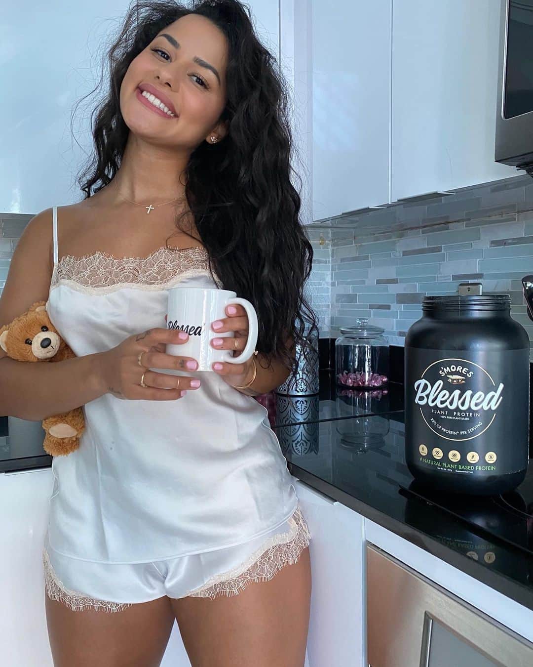 Katya Elise Henryさんのインスタグラム写真 - (Katya Elise HenryInstagram)「@blessedprotein shakes n chill 🌙🧸 plant based, soy free, dairy free, gluten free. 23g protein per scoop. my current favorite go to smoothie/ @blessedprotein s’mores or chocolate coconut, banana, blueberries, peanut butter, ice, and almond milk. yummm. use code katya10 on www.ehplabs.com to save $.」10月17日 8時54分 - katyaelisehenry