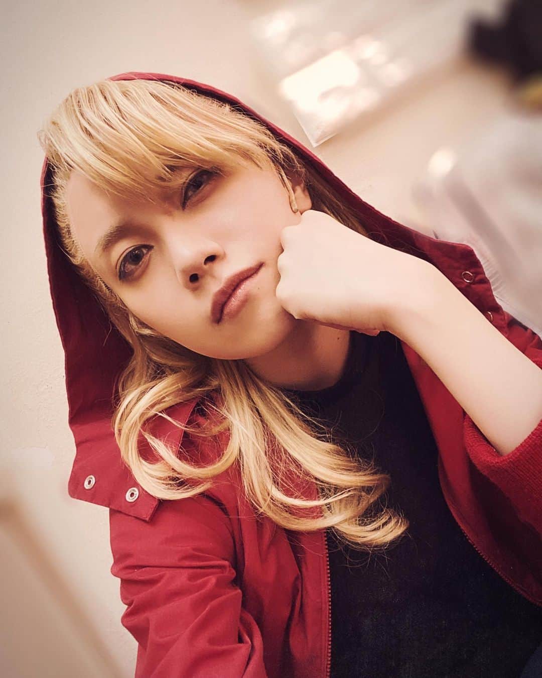 齋藤明里のインスタグラム：「. 舞台『魔法使いの嫁 老いた竜と猫の国』 初日。  劇場で師匠と待ってるから、体調に気を付けて来いよ。  . #魔法使いの嫁 #まほよめ舞台」
