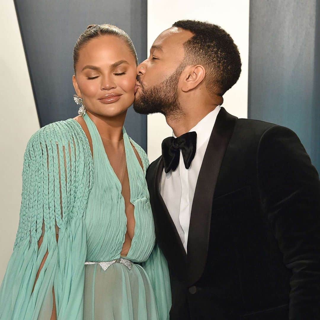 Good Morning Americaさんのインスタグラム写真 - (Good Morning AmericaInstagram)「#JohnLegend has penned a heartfelt note to his wife #ChrissyTeigen after her emotional pregnancy loss: "We will never break." Link in bio for more. ❤️」10月17日 9時00分 - goodmorningamerica