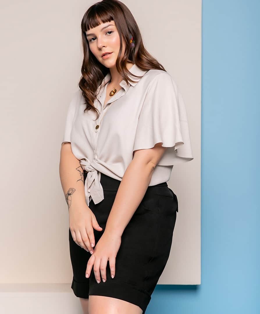 のインスタグラム：「Quem disse que a camisa precisa ser formal e sem graça? Aposte em amarrações e shapes despojados, como as mangas amplas! #decencia #plussizeonline #plussizeatacado #plussize」