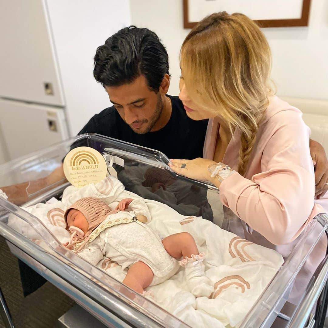 カルロス・ベラのインスタグラム：「No podemos dejar de ver a nuestra princesita hermosa 😍」