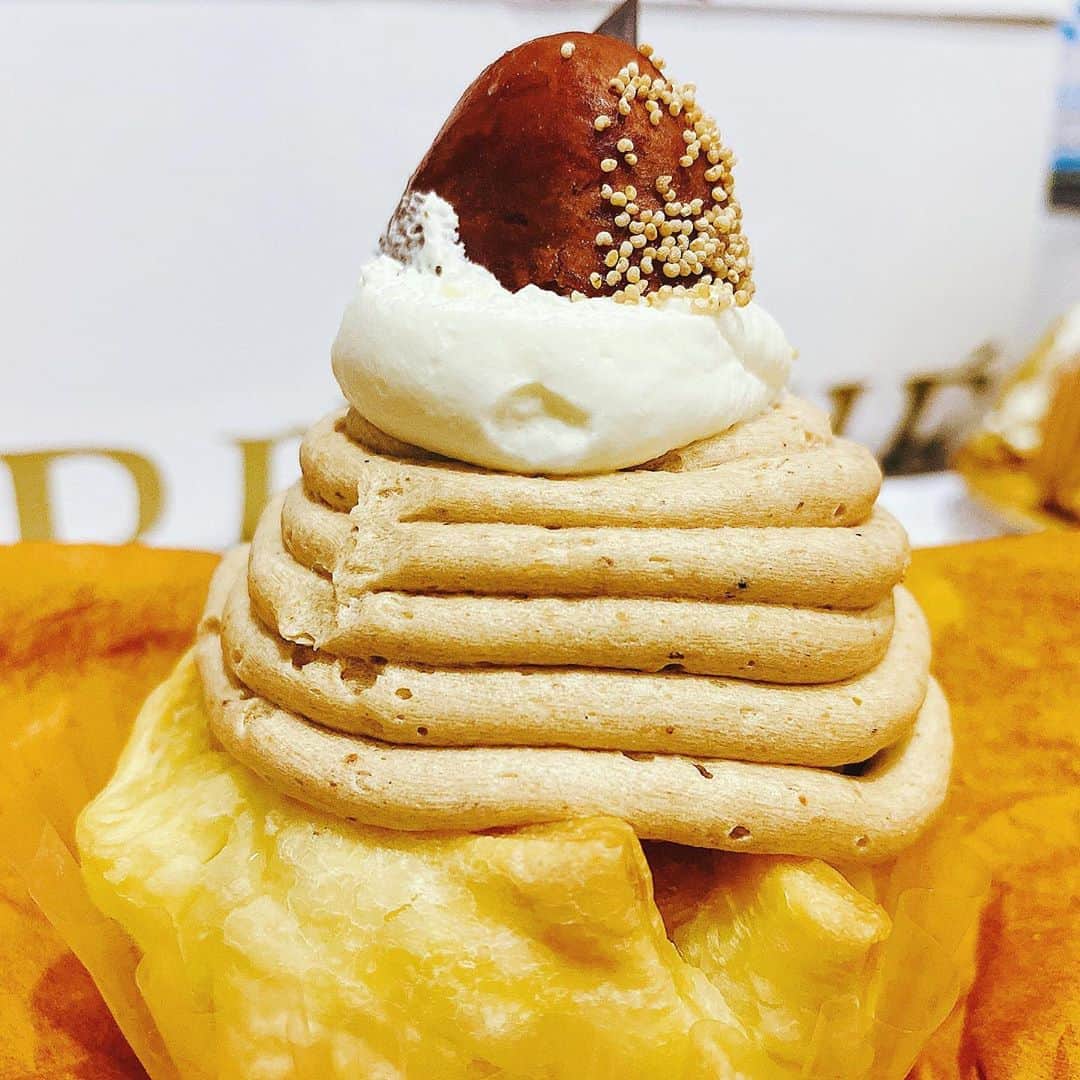 のインスタグラム：「#montblanc  渋皮栗のモンブランでございます〜 ・ ・ 栗クリームと生クリーム、土台はパイ皮に包まれたタルト生地♡ まわりパリッと中はしっとり😊  ジェイアール名古屋タカシマヤさんのレニエ 栗スイーツ食べ比べ🌰🌰🌰 @regnie1992  @jrnt_style   皆さま楽しい週末を〜  #モンブランの世界#栗#和栗#栗スイーツ#モンブラン#里井真由美#里井ワグリーナ真由美#ワグリーナ#ワグリーナ真由美#japan#アフタヌーンティー#零食#さといいね#스위트#ありが糖運動#まゆログ#甜食#着物#フードジャーナリスト里井真由美#断面モンブラン#kimono#kimonostyle」