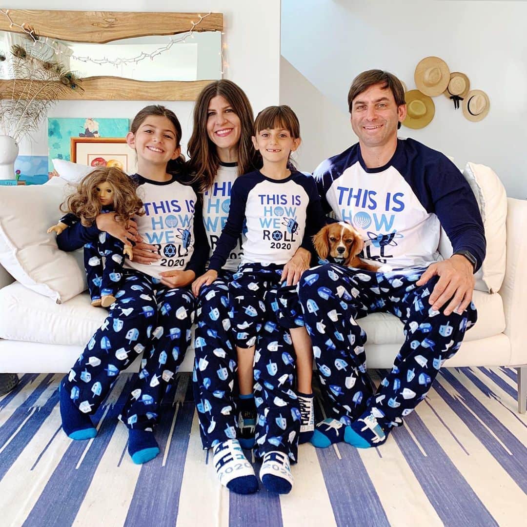 Ilana Wilesさんのインスタグラム写真 - (Ilana WilesInstagram)「Our family Hanukkah pajamas were elevated to a whole new level this year when we got Frankie a matching set too! You can shop these and a ton of other fun family holiday pajamas from the @childrensplace at the link in my bio. When you shop their site, keep an eye out for our pics over there too! If there is one thing we know how to sell, it's PAJAMAS. #mychildrensplace #ad」10月17日 9時03分 - mommyshorts