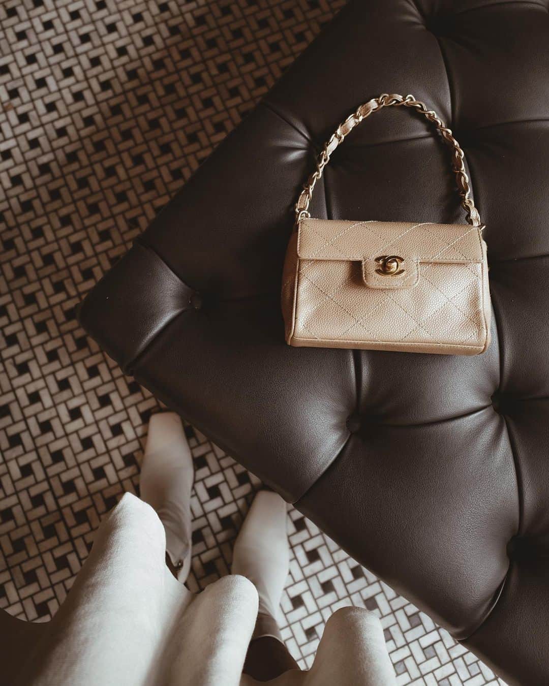 のインスタグラム：「・ ・ bag… @laxus__official / @chanelofficial  shoes… @mariafashiongram ﻿・ ・ ﻿#chanel#シャネル#ベージュ#ヴィンテージ#vintage#bag#バッグ#足元倶楽部#足元コーデ#足元#置き画#置き画くら部#置き画倶楽部#ホワイト#ホワイトコーデ#オールホワイト#White#allwhite#ootd#ootd4nylonjp#ootdfashion#fashion#fashiongram#fashionstyle」