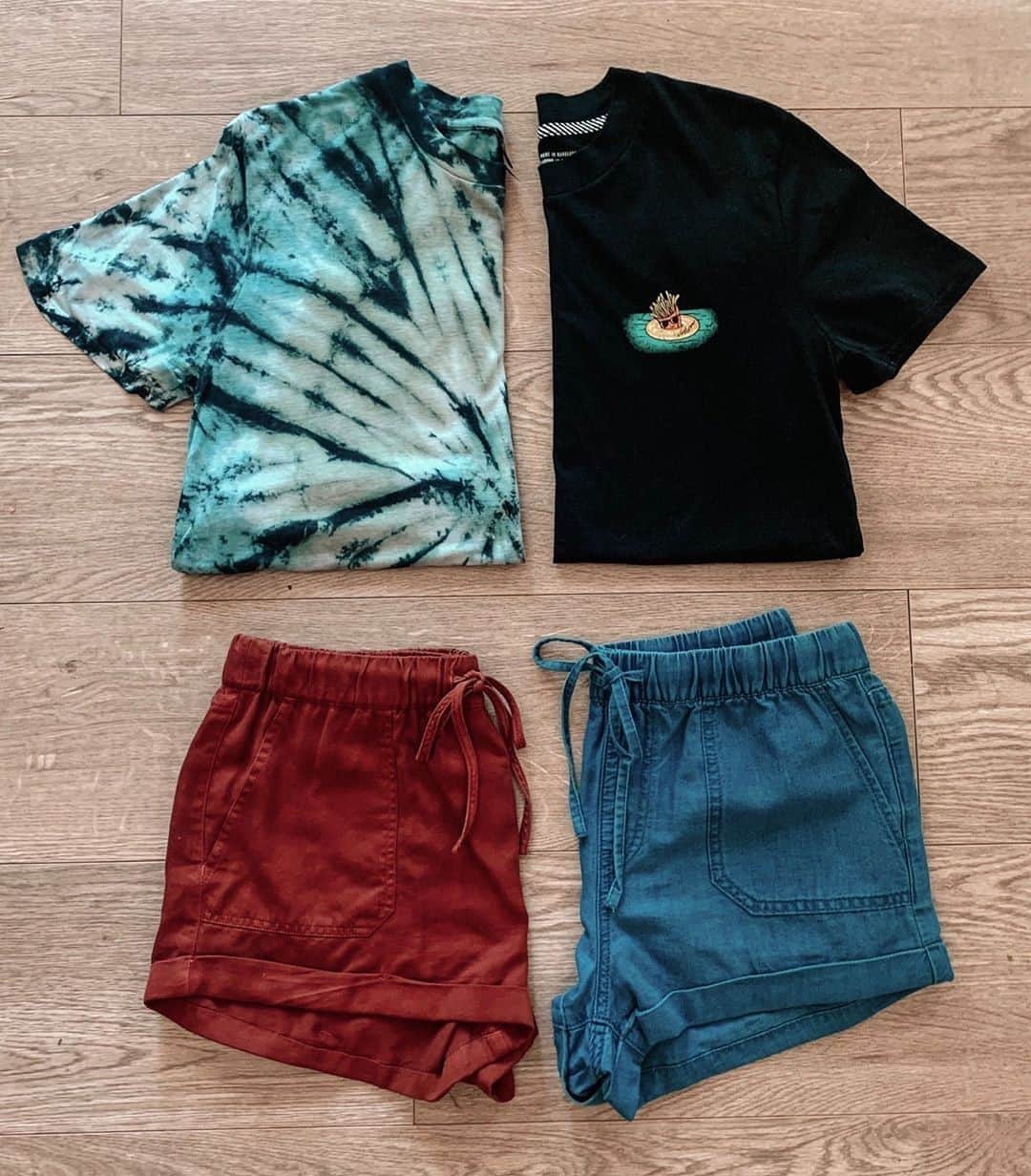 ボルコムのインスタグラム：「Ladies! ✨  We're currently rotating between the 'Sunday Strut Short' in airforce blue and brick 🤔  Which one would you wear?! @volcomwomens  👉  vol.cm/womens 👈」