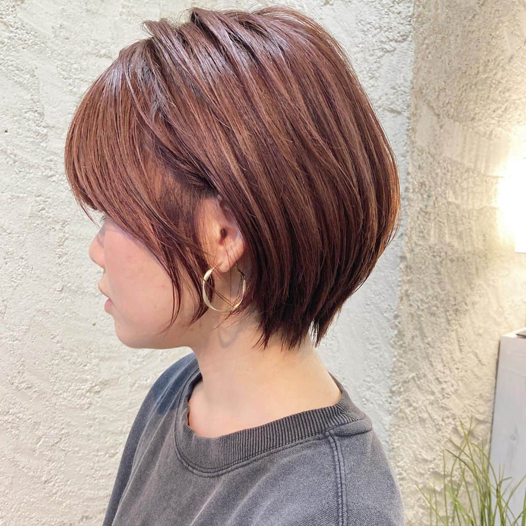 山下 誠矢のインスタグラム：「秋は暖色がやりやすい季節！ ブラウンのニットとかと合わせたくなるカラー😊  最近思うのは 近くに答えを教えてくれる人がいると人って考えることを辞めてしまう気がする。 考えるのを辞めるってことは他人に人生を預けてるのと同じこと… 「自分の人生の主人公は自分」 「最後に決断するのは自分」 昔言われた言葉で今も凄く大切にしてる言葉です👍  ・ ・ 気になるスタイルがあれば保存してカウンセリング時にみせてください😊 ・ 簡単スタイリングで再現性◎ ・ ・ 最近Instagramを見てご来店されるお客様が多くて嬉しいです😆ありがとうございます🙇‍♂️ ・ ・ ヘアスタイルでお悩みの方 是非お任せください！！ 可愛くします💪 ・ 2回3回と回数を重ねる度に収まりも良くなり可愛いくなっていくのが僕のカットです💪 ・ ・ ご予約はプロフィールのURLからお待ちしてます🙇‍♂️ ・ ・ #yama_short ・ #大人カジュアル#丸みショート#髪型#美容師#ショートヘア#前下がりショート#ショートスタイル#ボブアレンジ#ハイライト#グレージュ#ショート女子#ハンサムショート#ミニーショート#大人ショート#イルミナカラー#LALA_hair#東京#新宿#小顔ヘア#hair」