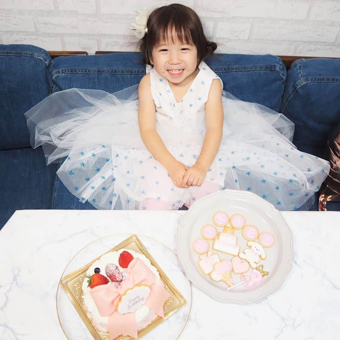 Kuboi Ayumiさんのインスタグラム写真 - (Kuboi AyumiInstagram)「先日、次女の誕生日ケーキについてアップしたのですが﻿ 着ていたワンピースについて質問をいくつかいただいたのでご紹介を。﻿ ﻿ 誕生日パーティーのドレスはお気に入りのワンピースをリメイクしたものでした。﻿  家政系の学校に行っていたりしたので、裁縫は結構好き。 新しいミシンが欲しくなっちゃいます。  お姉ちゃんがフリフリのワンピースを着ていたら「私も着たい！」ということで作ってみました。﻿ やっぱり、女の子なのでかわいいドレスを着ているとご機嫌です。﻿ ﻿ ﻿ ■ケーキ﻿ @anniversary.cake.sugar﻿﻿ @decofleur_anniversary﻿ ﻿ ■デコレーション　﻿ @petit_maid ﻿ ﻿ ﻿ #フォトジェニック #リボン #アイシングクッキー #オーダーメイド #ベビーギフト #出産祝い ﻿#嵐にしやがれ﻿ #誕生日　#balloon #バルーン #ガーランド #誕生日サプライズ #誕生日プレゼント #誕生日飾り付け﻿﻿ #パーティー #リメイク #3歳」10月17日 9時16分 - himekagami
