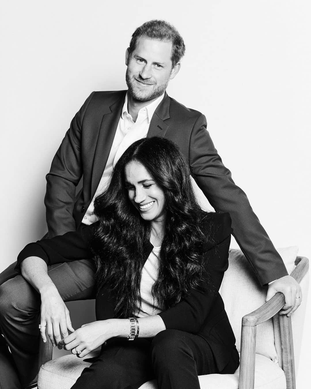 WHO WHAT WEARさんのインスタグラム写真 - (WHO WHAT WEARInstagram)「These two.❣️ Harry & Meghan being the cutest in their first official portrait since stepping away from their royal duties for @time magazine.  photo: Matt Sayles」10月17日 9時29分 - whowhatwear