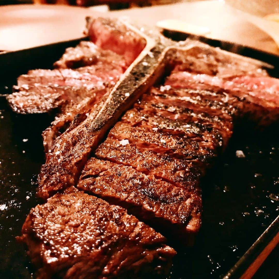 三好ジェームスのインスタグラム：「アカミヤコウシの熟成肉は美味しい。  50日熟成の交雑種。  #アカミヤコウシ#熟成肉#熟成#熟成肉バル #交雑種#meat#肉#tボーンステーキ #tbone #福岡肉#春吉肉 #福岡グルメ#春吉グルメ」