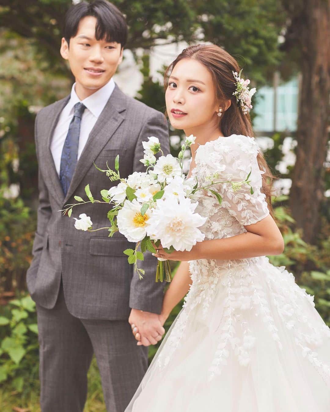 キム・ダヘのインスタグラム：「보정이 필요없을정도로 너무 잘찍어주심... 내년에도 무이에서...? 🤍 이얼굴 이머리로 살고싶다 #무이스튜디오#꼼나나#로자스포사」
