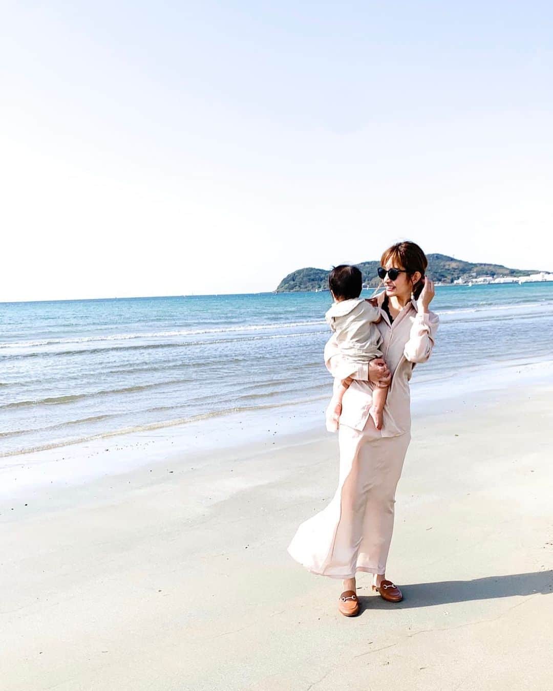 のインスタグラム：「先日ストーリーにも載せた こちらのセットアップは @rustal_official ♡テロテロ素材が好きで、質感もかなり良い👀  . . そして、この間 @kirameki1129 で肩甲骨はがししてもらってから、体軽くて最高🥺美容鍼もされてて顔のリフトアップも！鍼は即効性あって見た目にも出やすいから、イベント前とかにするのオススメかも💛 . . . #親子コーデ #親子 #ママコーデ #ビーチ #福間海岸 #福岡 #福岡美容 #福岡美容鍼 #天神美容鍼 #きらめき式美容鍼 #赤ちゃんのいる生活」