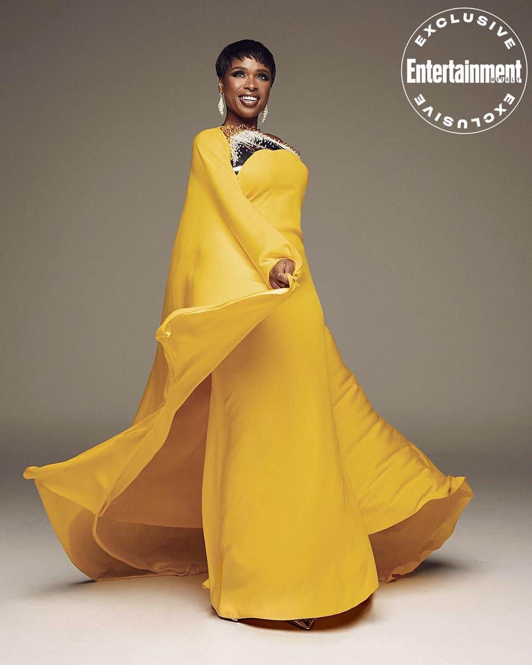 ジェニファー・ハドソンのインスタグラム：「Have you seen the @entertainmentweekly November issue yet?  It was such an honor to be your November cover. Don't forget to check out the full article linked in my bio, I talk all about my experience playing the Queen Aretha in the @respectmovie and more!  Big thanks to EW and the whole team: 📸: @abdmstudio 💄: @adamburrell 💇🏾‍♀️: @kiyahwright1 💅🏾: @badazznailzz 👗: @waymanandmicah」