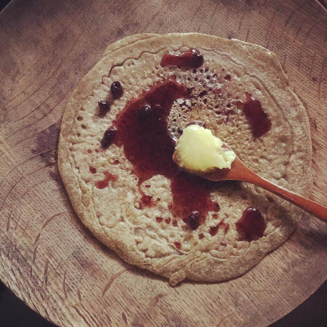 のインスタグラム：「最近はパンケーキをそば粉メインに重曹やベーキングパウダー入れないで薄く焼くのが流行り。Gheeとデニスバンクスのブルーベリーメープルシロップ。 ・そば粉 ・葛粉少々 ・塩少々 ・豆乳(やや多め) はじめに弱火の鉄鍋(フライパン)にオリーブオイルを少し垂らして広げる。焼き加減、分量は色々試して良き所を。薄くするには、お玉に2/3強くらいの少なめで焼くのがミソ。 材料は全て三宅商店で揃うよ。  #パンケーキ #そば粉　#グルテンフリー #三宅商店」
