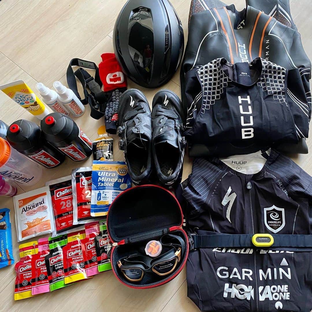 のインスタグラム：「#IM703セントレア に向けて、レース装備を整える。久しぶりの #トライアスロン で新鮮、フルIMではないので補給少な目、多分忘れ物はない、はず。 #スペシャライズド #ガーミン #ホカオネオネ #フーブ #アバンド #スポーツEPA #パワーブリーズ #スミス #チャレンジャー #トップスピード #コンプレスポーツ #イミダの力 #エンデュアライフ」
