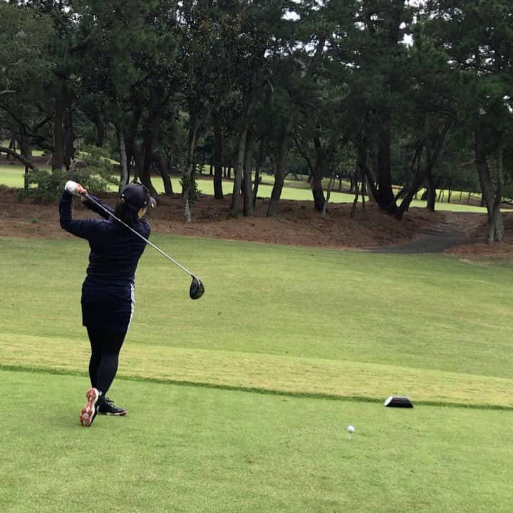 のインスタグラム：「ゴルフスイング⛳️  独り言多めです😂  #ゴルフ #ゴルフ女子 #女子プロゴルファー #ゴルフスイング #アディダス」