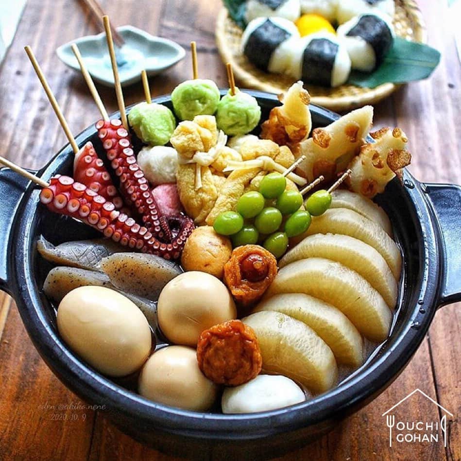 おうちごはん編集部さんのインスタグラム写真 - (おうちごはん編集部Instagram)「【 #おうちごはんLover 】photo by @akiko.nene  寒い日に食べたい料理の筆頭でもある、おでん🍢！ 卵に大根、ちくわにコンニャク・・・皆さんはどの具材が一番好きですか？  こちらは、 @akiko.nene さんが晩ごはん用に、と朝から仕込んだ特製おでん。時間をおいて寝かせる間に具材に味がしみ込んで、夜にはお出汁がしっかりしみておいしいおでんになりますね♬  息子さんが好きなタコ、ご主人がすきな銀杏も入ってにぎやか😉 これを楽しみに急いで帰宅したくなる、おうちごはんですね✨  ------------------ ◆ #おうちごはんLover を付けて投稿するとおうちごはんの記事やこのアカウント、おうちごはん発信のトレンドリリースなどでご紹介させていただくことがございます。スタッフが毎日楽しくチェックしています♪  ［staff : たえさん］ ------------------ #おうちごはんlover #おうちごはんラバー #ouchigohanlover #デリスタグラマー #ouchigohan #いつものいただきますを楽しく #おうちカフェ #おうちごはん #lin_stagrammer #foodporn #foodphoto #foodstyling #おうちごはん革命 #おうち時間 #おうちで過ごそう #おでん #oden #鍋料理 #土鍋 #晩ごはん #晩御飯 #夕ご飯 #dinner #寒い日 #たこ #銀杏」10月17日 9時31分 - ouchigohan.jp