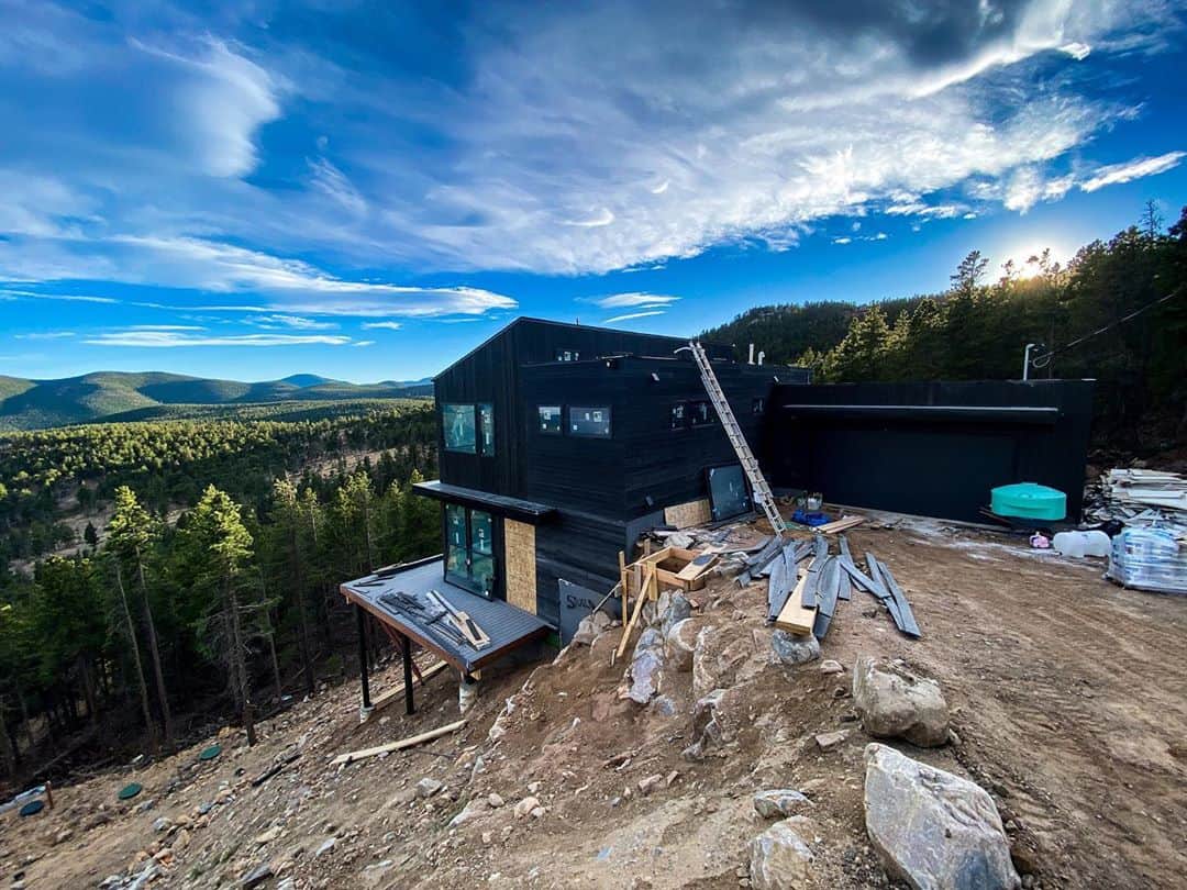 ポール・ロビンソンのインスタグラム：「Update! The siding is done ✅ what a damn good feeling after 2+ months working on it. 1.5 months and I think I’ll be moving in :) also, I am going to New Jersey next week to see a chiropractor that has extensive knowledge on my spine problems and I really am hoping for the best and hoping to avoid the surgery! Thankful for all of the friends who have been there for me through my injury and asked how I was doing and thankful for everyone who has helped make this house a reality. Enjoying everyday and looking forward to a full recovery when this neck thing is all figured out.」
