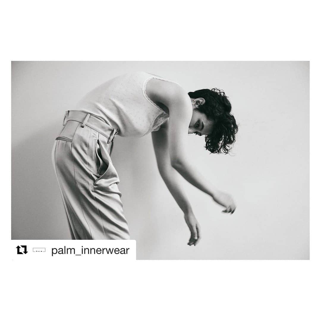 柏木作夢さんのインスタグラム写真 - (柏木作夢Instagram)「Styling&Direction  works. ・・・・・  #Repost @palm_innerwear ・・・ 【9/4 18:00〜Pre debut.】  . .  創業1906年のイギリスの小さな町ヒンクリーでうまれたインナーブランド。 1900年代初期製のヴィンテージの編機を使い、糸にテンションをかけずに編まれる、ストレッチ性の高いフンワリとした風合いが特徴。1日に1反しか編めない生産性から、希少になっている編み機です。 脇と裾に縫い目がないため肌当たりがよく、よく伸びて身体にフィットしやすいデザイン。 縫製する部分が少ないことも有り、裁断時に出る裁断生地ゴミが少なく済む、環境にも優しい商品です。 ・・・・・ #palm#fashion#artwork#styling#direction#team#works#archive#fashionaddict#fashionportrait#fashionmodels#mood#move#l4l#f4f#photooftheday#memories」10月17日 9時34分 - samukashiwagi