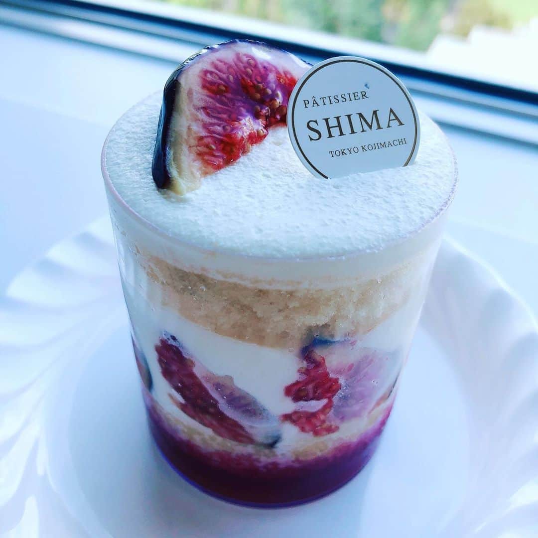 菊間千乃のインスタグラム：「ここ最近、毎月ケーキのサブスク🧁？をお願いしております。今月のヒットは、いちじくのショートケーキ。このイチジクは、新潟県佐渡で作られているフランス原産の黒いちじく、ビオレソリエスとのこと。甘味と酸味のバランスが絶妙な美味しいケーキ🍰 一口で幸せな気分になりますよん😊 #パティシエ・シマ #ショートケーキ好き #麹町」