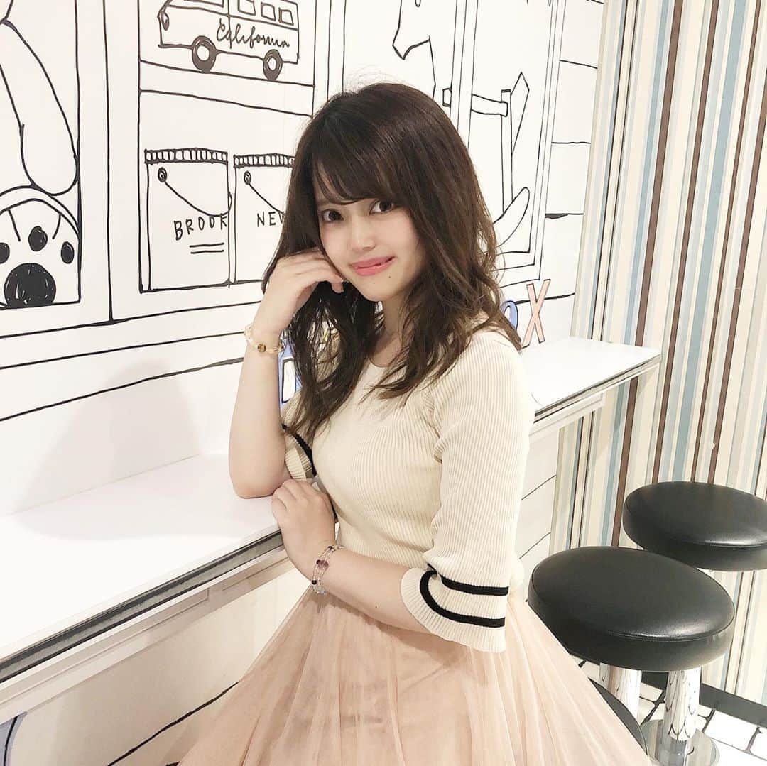 のインスタグラム：「おはよ！  昨日は疲れすぎて、家着いてすぐ19-23:50までねてた😂 そのあと4時間は寝れなかったよ🤣  最近体力減ってきた気がする😭  そういえばね、昨日看護師の転職会社として20年の転職のプロの方と会ってお話しする機会があって、たまにDMで相談いただく 「看護師の臨床経験3年の縛り」　について、実際のところどうなのか聞いてみた🤔 悩んでる人がいたら参考にして欲しいな！  看護師って3年は臨床経験がないと転職などで不利だとか、一人前の看護師とは言えないって医療の世間的に言われていて、その3年に苦しんでる人は沢山いると思うのね。  看護師になる人は真面目だったり、責任感が強くてせっかく看護師になったのにとか、新人で周りの子は頑張っているのにこんなすぐにやめちゃいけないって思う人も多いと思う。  でも臨床経験1年とかでも 死にたいほど仕事が辛い人、 鬱になってしまう程仕事が辛い人、 看護師の仕事が嫌いになってしまいそうな人 摂食障害など心身ともに何かしら影響が出てしまう人  は看護師の仕事があってないんじゃなくて、「その職場が合ってない」可能性があるから採血、点滴さえ出来たら臨床経験が少なくても受け入れてくれる所は実はあって、自分の心と身体が壊れる前に辞めてもいいんですよ。って言ってた😌  急性期じゃないのに… 他に比べて仕事は楽なはずなのに… 人間関係は悪くないんだけど… でも辛いっていう人は急性期じゃなくても、自分に合ってない職場かもしれないし人間関係は悪くなくてもどこか「辛い」原因があると思うの。  周りの看護師の職場の方が大変そうなのに、とか自分はこんなことで…なんて思わず「自分」と向き合ってみて合うか、合わないかを見つめてみて欲しいな。 イメージは肌と同じ。 みんなが使ってていいよってお勧めするものでも、自分が使ったら合わなくて肌が荒れちゃう時がある。 環境も自分にあうものを選択すべきだとおもう！  実際のところ転職では臨床経験が3年以上の縛りがあるところは沢山あるけど、受け入れてくれるところもあるし転職して自分に合うところを見つけてそこで頑張って経験を積めばいいみたいです！  私が会った転職のサポートをしてくれる方は今の職場を辞めるべきかいろんな看護師に相談をされるらしくて、やめた方がいいかやめない方がいいかは状況を聞きながらアドバイスしてくれるみたいです。  転職サイトによってはただ転職させたい人とかいるから気をつけてね💦  あと、よく質問されるのが奨学金について。　  私は病院からではないところで奨学金をもらって大学を卒業しました。  病院からの奨学金については絶対に病院ごとの看護師たちの口コミを事前に見たり、リアルに働いている人たちからの職場状況を聞いてから借りた方がいいです。　  何故なら3年間働く縛りが出てしまい、辞める場合は返済が辛くなってしまうためブラックな環境でもやめられなくて苦しんでる方が沢山いるみたいなので💦  せっかくテストや実習、国試とか乗り越えて資格をとったのに辛いところに縛られる必要はないしもうすこし肩の力を抜いて自分のQOLを大事にしてほしいな☺️  看護師も本当に様々な働き方があるし、職場も沢山あるからよく見てみて☺️  でも今はこのご時世でいい求人がなくなってきてるみたいなのでそこは注意した方がいいかも！💦  看護師になりたい人や看護師で苦しんでる人の誰か一人にでも、これが届きますように🏃‍♀️  自分の心と体を大事にしてね。  #看護師　#minew #ミニュ #ミニュu153センチ #看護師あるある #看護師1年目 #看護師2年目 #看護師3年目 #看護師やめたい #看護師さんと繋がりたい #看護師になりたい #韓国ファッション　#看護師転職 #秋服 #秋服コーデ #153cmコーデ #ロングスカート #看護師の勉強垢 #韓国ファッション通販　#きょコ　#秋コーデ　#ファッション」