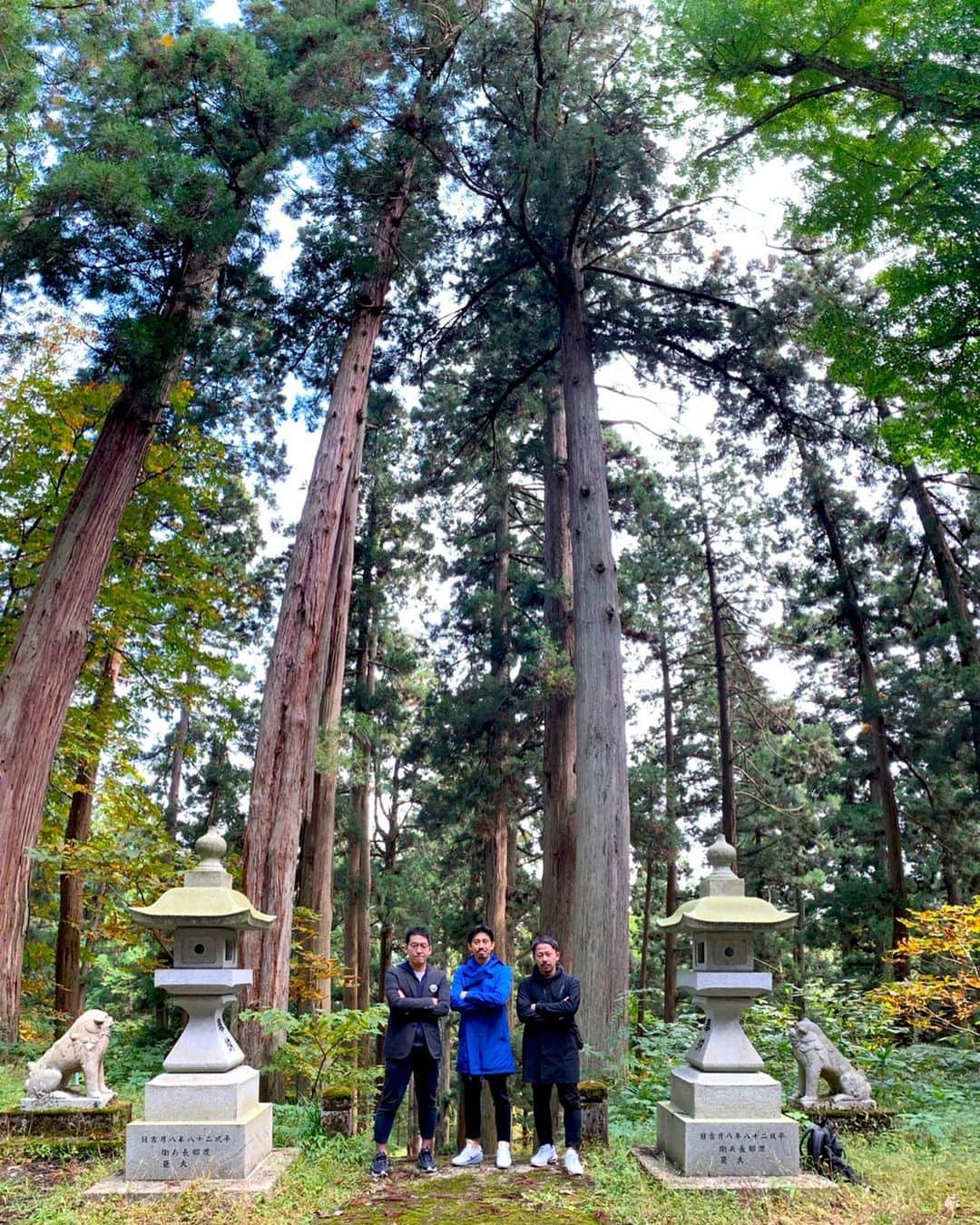 百瀬俊介さんのインスタグラム写真 - (百瀬俊介Instagram)「大館市で最も古い「松峰神社」 大地にしっかりと根を張る天然秋田杉の樹齢は300年〜500年だそうです！ そりぁマイナスイオン…溢れ出ますよね！ 長い月日、大館の街を見下ろし見守ってきたのでしょう。 鳥居をくぐり御堂まで160段の階段を登りやっと御堂に到達。 神社巡りをされている方にはもちろん大館のパワースポット巡りとしてもオススメの場所です！  #大館 #松峰神社 #パワースポット #神社巡り #観光大使」10月17日 9時40分 - momose_shunsuke