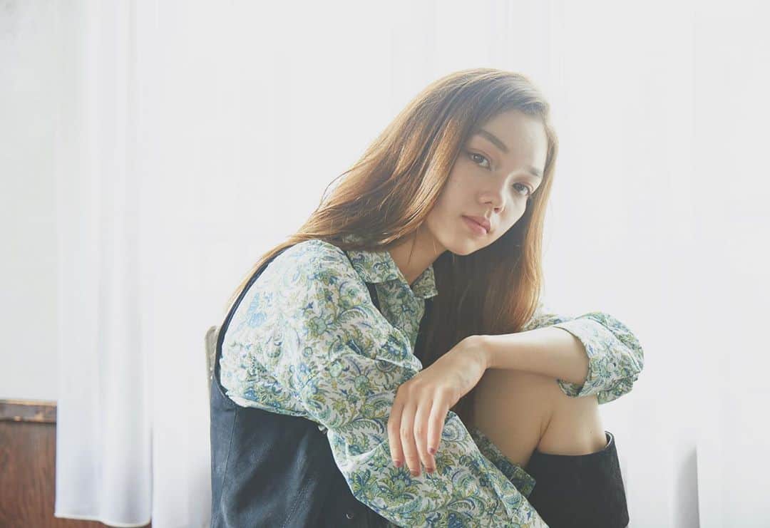 那須久美子のインスタグラム：「おはようございます❗️  段々寒くなってきましたね☔️💦  今日は16時半のみ 明日は16時、16時半のみ  ご案内可能です✂️  今日も沢山のご予約ありがとうございます💕  よろしくお願いします✨  来週は１９日(月).２０日(火)がお休みになります✨  ここから年末に向けてご予約が取りにくくなることが予想されますので、お早めにお取りください✨  テレワークの影響からか、平日も前半からご予約が埋まる傾向がありますので、夕方ご来店可能のお客様は遅めの時間のご予約がオススメです✨  精一杯寄り添って素敵を提案させていただきますね✂️  #michionozawahairsalonginza」