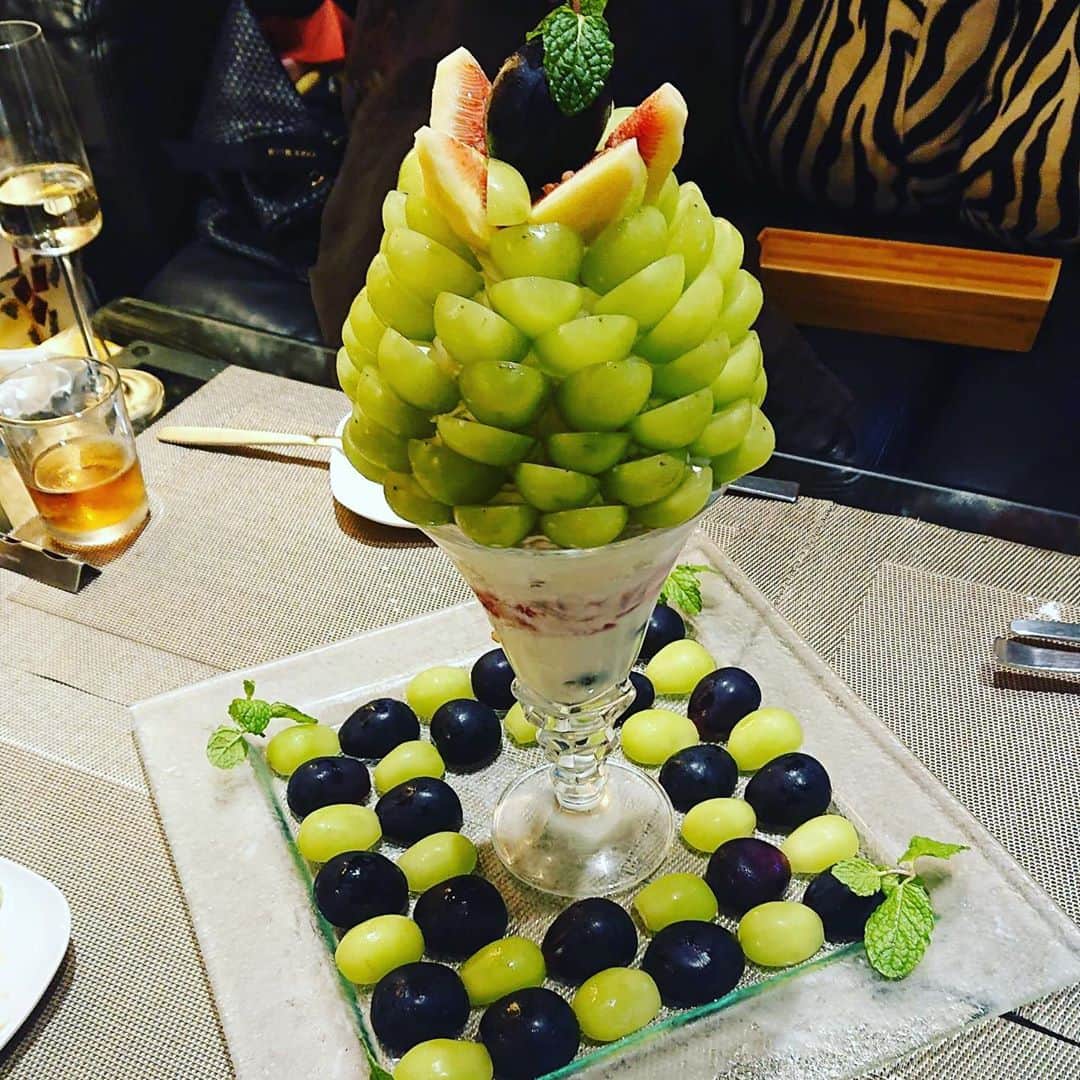 のインスタグラム：「ラスボス級のパフェ🤤  腰が痛いのは体重増加のせいじゃないと信じたい😹  #シャインマスカットおばけ #キウイの生春巻き #ゴルゴンゾーラとイチジクのタルティーヌ #ラタトゥユエッグベネディクト #ルーローハンとビール #いつも中身の少ないグラス」