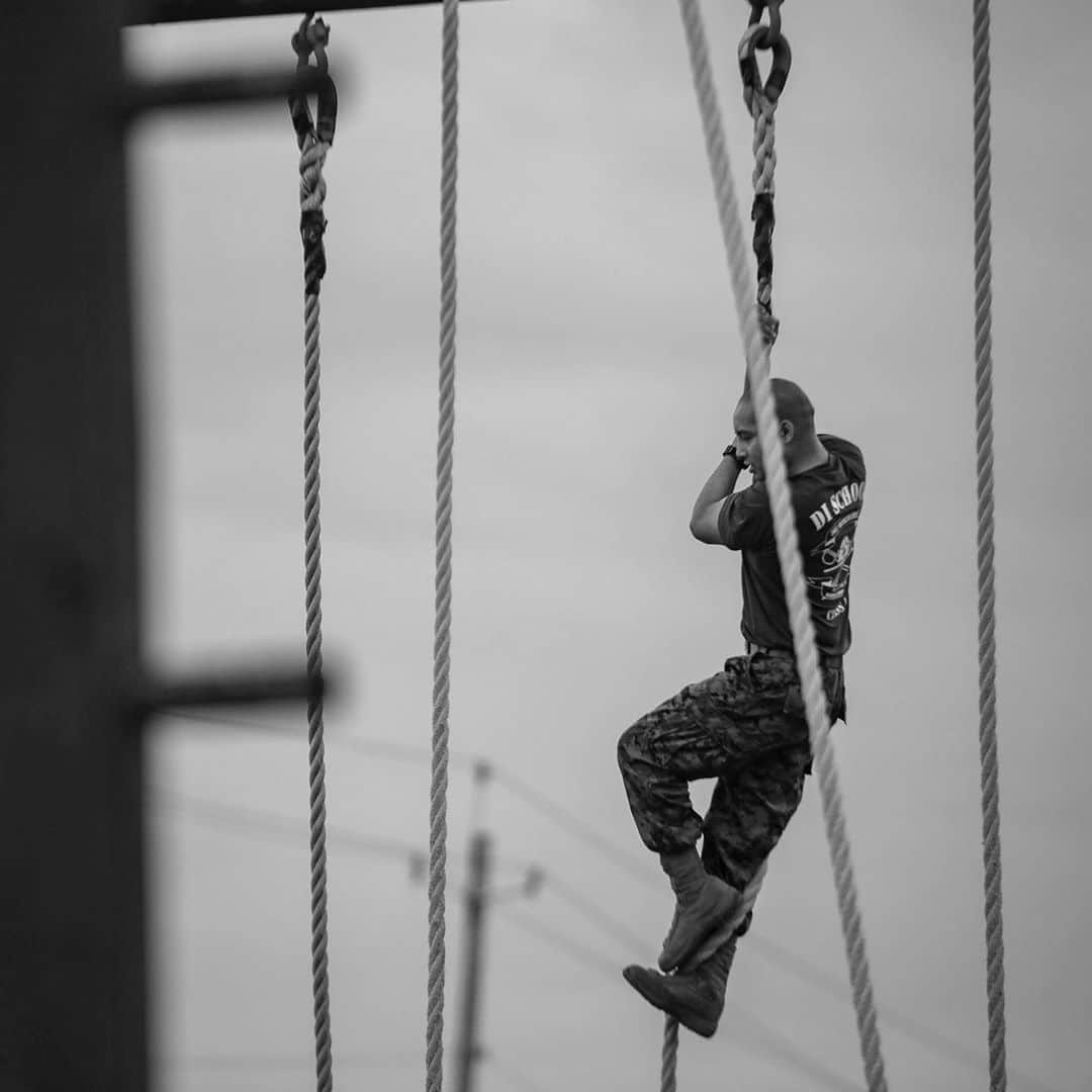 アメリカ海兵隊さんのインスタグラム写真 - (アメリカ海兵隊Instagram)「The Sky Is The Limit  A Drill Instructor School student in Class 1-21 completes the rope climb during physical training on @mcrdparrisisland.  The school develops the leadership, command presence, instructional ability, knowledge and physical condition necessary to serve as a drill instructor. (U.S. Marine Corps photo by Sgt. Dana Beesley)  #USMC #Military #Marines #DrillInstructor」10月17日 9時44分 - marines