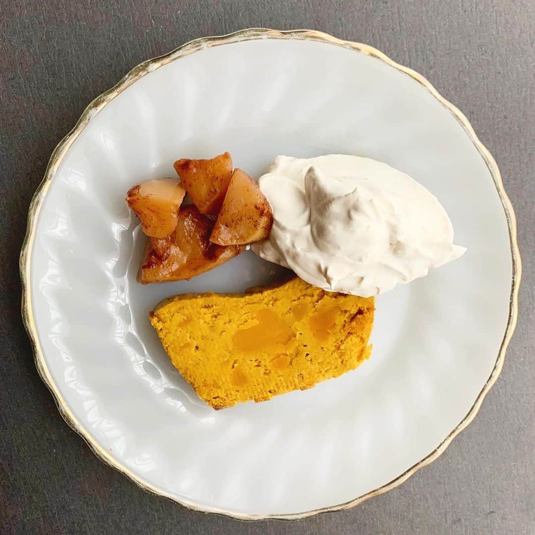 のインスタグラム：「カッテージチーズでローファットにかぼちゃのチーズケーキ作ったのに、ホイップクリーム追加❤️  . シナモンと煮たリンゴも添えて😍 . . ホイップクリームは、カロリーオフとかではなくて、45%の脂肪分高いやつをいつも使いまーす🙃 . その方が余計な添加物入ってないから個人的には好き😌 家になかなか使わないココナッツミルク缶🥥もあったので、上澄みの塊(脂肪分)もホイップに追加して一緒に混ぜ混ぜ🌀 . ココナッツミルクがそれだけで甘いから、最終的に入れる砂糖はかなり少なくて十分になるんだよね！(砂糖はココナッツシュガー使用) . .  何が言いたいかって言うと、 自分で作れば何を食べてるかきちんと把握できていいよね〜ということと、 秋って最高だなあってこと🍠🍎🎃🥰🥰🥰🥰 . . 朝からスイーツ食べて元気だから、 今日のポールダンスレッスン頑張ろう〜☺️ . .  #糖質制限 #高タンパク #低糖質ダイエット  #poledance #パン好きトレーニー #healthylifestyle #healthybody #健康美 #naturalbeauty #自然体 #ボディメイク#bodymake #フィットネス #fitness #fitnessgirl #筋トレ #筋トレ女子 #体型記録 #ダイエット#diet #痩せたい #メリハリボディ#fitnessmodel #フィットネスモデル#お尻トレーニング #peach #美尻 #美容」