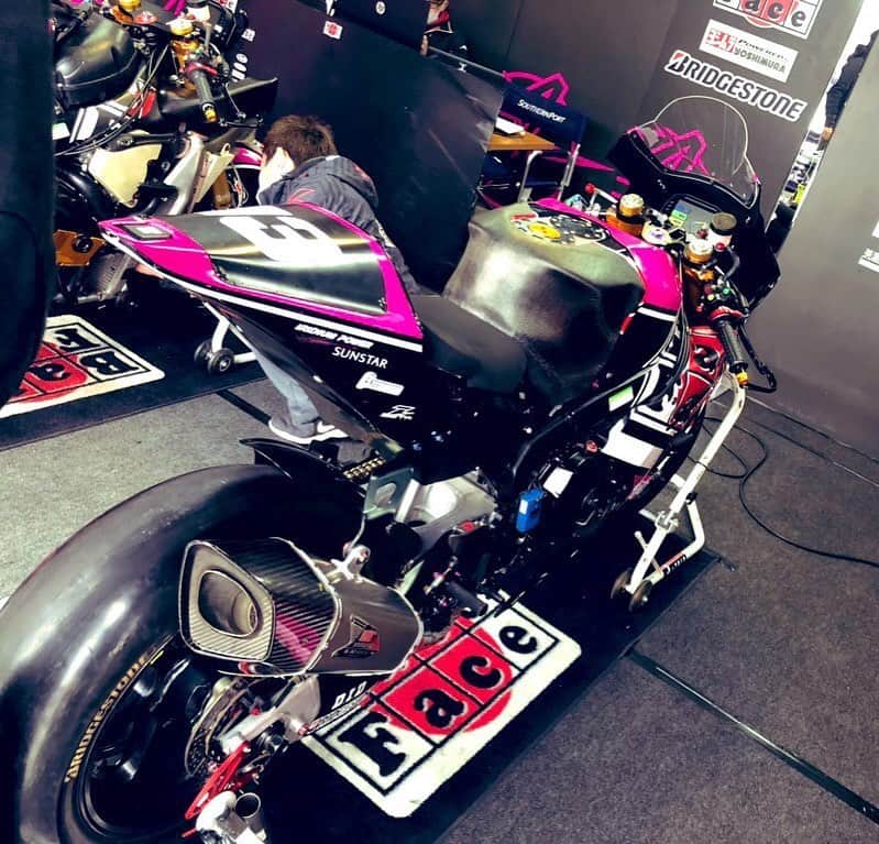有馬綾香のインスタグラム：「🏍MFJ全日本ロードレース選手権🏍 @ツインリンクもてぎ  JSB1000 No.13 津田 一磨選手 SUZUKI GSX-R1000R  Baby Face POWERED by YOSHIMURA の応援📣  予選決勝を2日間！ EXEDY Racing  Girlとして 頑張ります💪   とりあえず雨止んでくれぇ☔️」