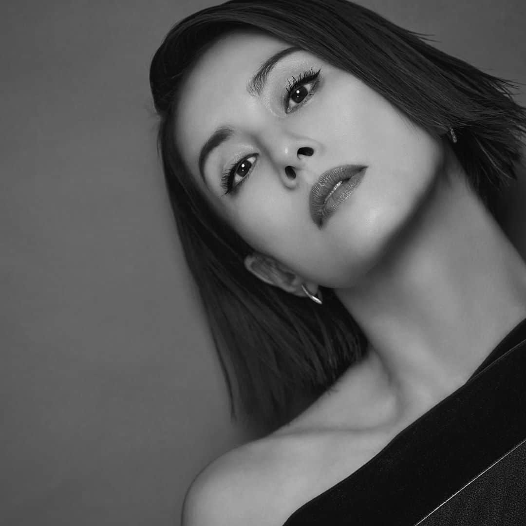 米倉涼子のインスタグラム：「ここのところ考えている事があって。。﻿ 熱く応援してくれる皆さんともっと﻿ 繋がって、活動していく？﻿ そんな交流の場というか…組織？と言うか…を作ったらどうなんだろう。。って。﻿ みなさんどう思う？﻿ 興味持ってくれたりするかな〜🙄﻿ ﻿ ﻿ I've been thinking about a community where I can be closer and connect with you guys who support me. ﻿ I still haven't decided whether I'm going to do it, but will you guys be interested if I make it🙄❓」