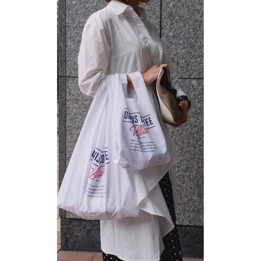のインスタグラム：「・ おはようございます😃 雨ですなー☔️ 我が家の👦は朝起きた瞬間からなぜかオコ💢で朝からあれやないこれやないと怒ってます🤷‍♀️ "おぬし、キレまくってるけどカンニングの竹山かい？"と言ったら何故かご機嫌になりました。WHY❓🤷‍♀️ ・ ・ さて、写真は、めちゃくちゃお気に入りの @donobanweb ✖︎ @onijus のコラボエコバッグ🛍 SサイズとLサイズが1セットになってて、大きいサイズはスーパーに行くときに使うことが多くて、小さいサイズは普段のサブバッグやちょっとそこまで！の時とかにめっちゃ使ってます♥️♥️ ・ 荷物多いくせに小さいバッグ好きやからサブバッグ必須のわたし。 これはお洒落やし洗濯できるしでほぼ毎日使ってます✌️ スーパー行く時もお洒落エコバッグで行くと気分も上がるぜ😎👍 _________________________ #ドノバン#オニジャス#コンビニバッグ #エコバッグ#ecobag」