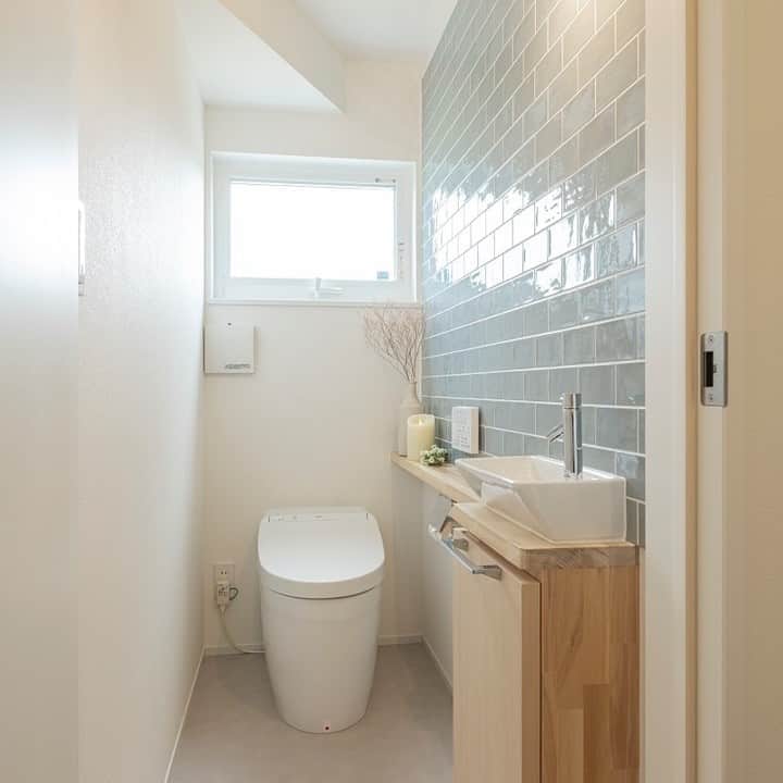 コラボハウス一級建築士事務所さんのインスタグラム写真 - (コラボハウス一級建築士事務所Instagram)「.⠀ 階段下のスペースを⠀ トイレとして活用しました。⠀ 壁一面のカウンターには⠀ 配管部分に扉を造作し、掃除道具の収納に。⠀ カウンター上のタイルがおしゃれです。⠀ .⠀ 他にも沢山のお家を⠀ ホームページでご紹介しています。⠀ @collabo_house　からご覧ください。⠀ #トイレ #タンクレストイレ #タイル #カウンター #造作家具 #クッションフロア #階段下 #下がり天井 #洗面台 #自分らしい暮らし #マイホーム #デザイナーズ住宅 #注文住宅新築 #設計士と直接話せる #設計士とつくる家 #コラボハウス #インテリア #愛媛 #香川 #新築 #注文住宅」10月17日 10時00分 - collabo_house