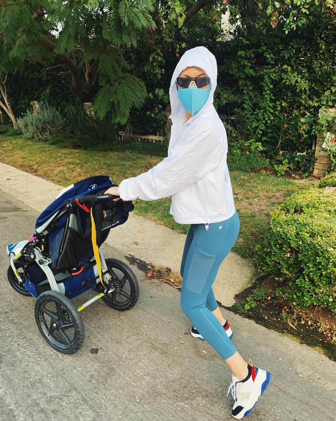 ケイト・ハドソンさんのインスタグラム写真 - (ケイト・ハドソンInstagram)「Baby, mask, pockets ✅  @fabletics #cofounder #fableticsfriday #havepocketswilltravel」10月17日 10時04分 - katehudson