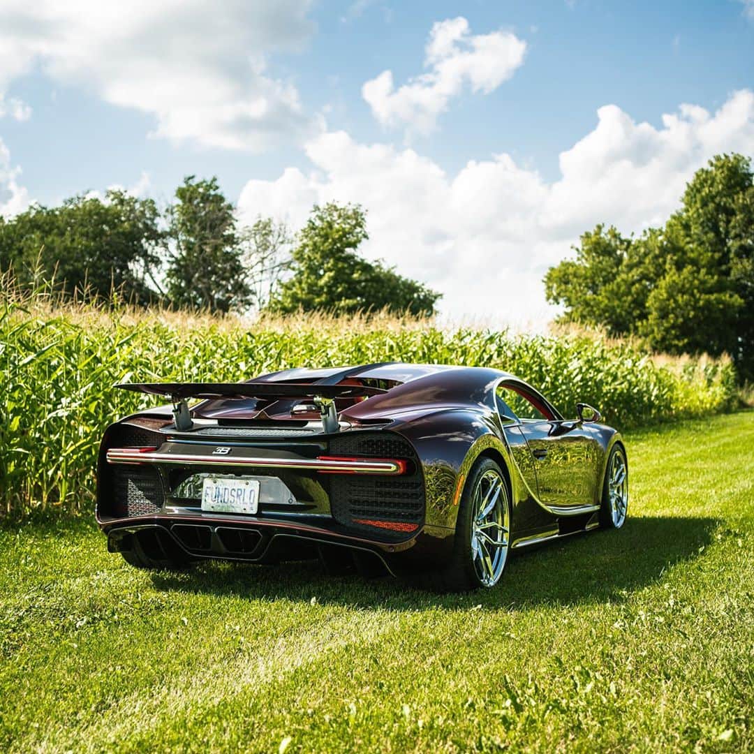 CarsWithoutLimitsさんのインスタグラム写真 - (CarsWithoutLimitsInstagram)「Nothing special here, just a bug in a cornfield 🌾 Owner @hapyhipi / @misshipi_66  Photo @maxparkesphoto   #carswithoutlimits #bugatti #chiron」10月17日 10時07分 - carswithoutlimits
