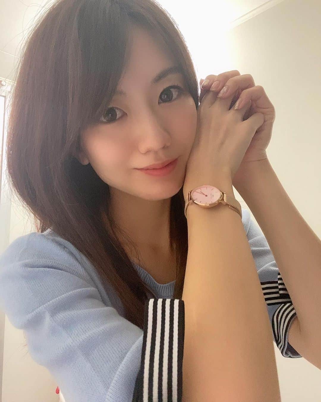 のインスタグラム：「. 可愛いPink✖️Gold⭐️💓 ダニエルウェリントン @danielwellington  色合いがかわいすぎてタイプ😻  初のピンクダイヤル「Pink Mesh」は、ベストセラーの Petiteコレクションの新色展開だそうです💓  #秋冬ファッションルック#新作時計#新作#腕時計#ダニエルウェリントン #DWピンクメッシュ#danielwellington#watch」