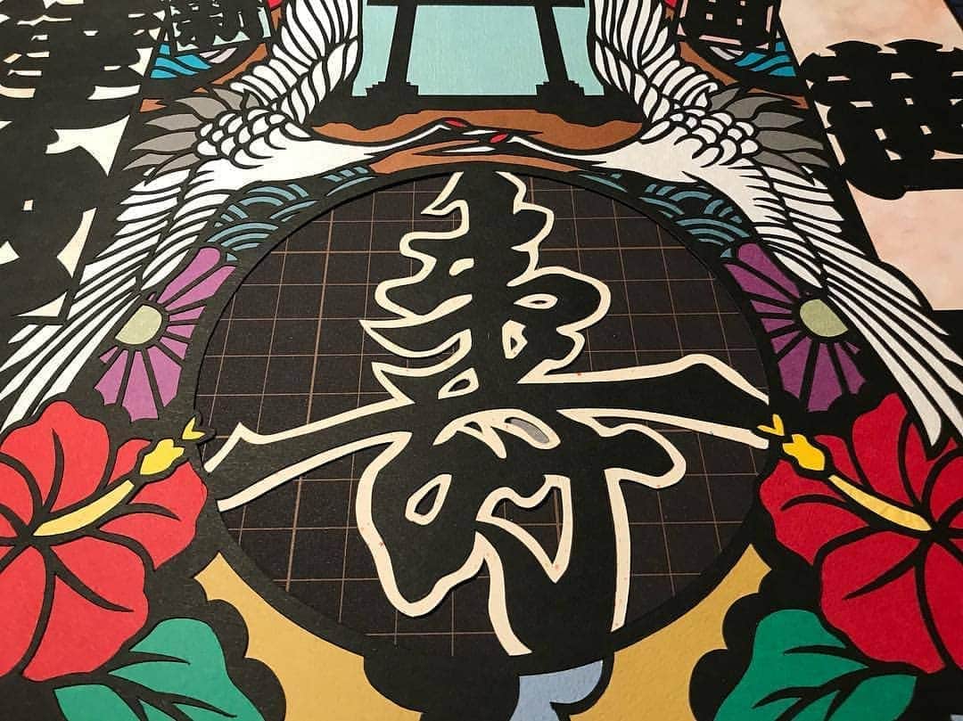 のインスタグラム：「過去作品紹介  切り絵は多くの行程をへて完成いたします。すぐには完成いたしません  納期の関係でお引き受け出来ないお問い合わせが増えております  御依頼の際はお早めにお問い合わせ下さい。  #過去 #作品 #紹介 #サンプル #見本  #結婚 #結婚式 ﻿ #Atelier武蒼﻿﻿﻿﻿﻿﻿ #切り絵 #切絵師 #青木文明 #九州 #鹿児島 #いちき串木野  #手仕事 #紙技 #世界に一つ  #動物園と一緒に仕事がしたい ﻿﻿﻿﻿﻿﻿#生き物  #結婚式ウェルカムボード #ウェルカムボード #ブライダル #ウェディング #結婚祝い  #artgallery ﻿﻿﻿﻿ #gallery #japanart #designer #artist #kirie  御予算に応じて作品製作は対応いたします。 御気軽にご相談ください。 近々の納期の場合はお引き受け出来ない場合がございます。」