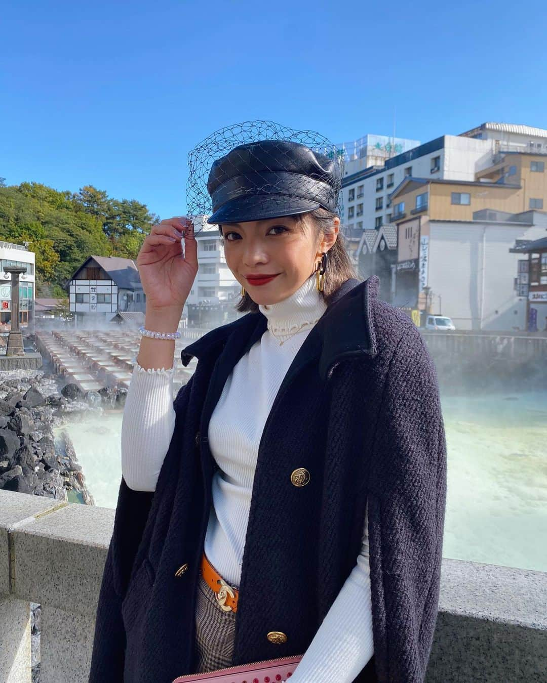 太田モニカのインスタグラム：「草津温泉の旅〜✌︎❤︎♨️ . . 今回は犬も一緒に泊まれる宿 📍#草津温泉大東舘  に泊まりました〜♨️👏✨ . . 犬専用の温泉もあるし 貸切温泉はないけど大浴場も広いし朝食も美味しくてGotoキャンペーンでお得に泊まれて最高の宿でした❤️ . 草津温泉ってほんと湯冷めしなくて 芯から温まる温泉でずっとポカポカしてたしお肌もツルツル✌️😃 . 入浴剤たくさん買いました笑笑 草津温泉きたら入浴剤を買うことをお勧めするよ🙋‍♀️ . . とにかくパパとママが喜んでくれて良かったわ💕 反抗期はめちゃくちゃ荒れていたモニカだったのできちんと親孝行していかないとね😅❤️ . . では皆さん素敵な週末を✨ 私は実家でゆっくり犬と遊んでます笑 . . . #monika #monikalifestyle  #trip #japan #kusatsu #kusatsuonsen #onsentrip  #familytime #familytrip #onsen  . #モニカ　#モニカライフスタイル  #草津温泉　#草津温泉旅行 #草津温泉湯畑 #草津温泉大東舘 #大東舘　#草津 #犬も泊まれる宿 #犬も入れる温泉#家族旅行　#温泉　#温泉旅行 #温泉好き #お肌ツルツル #パパ誕生日  #gotoトラベルキャンペーン  #gotoキャンペーン  #gotoトラベル  #お得に旅行に行ってみよう」