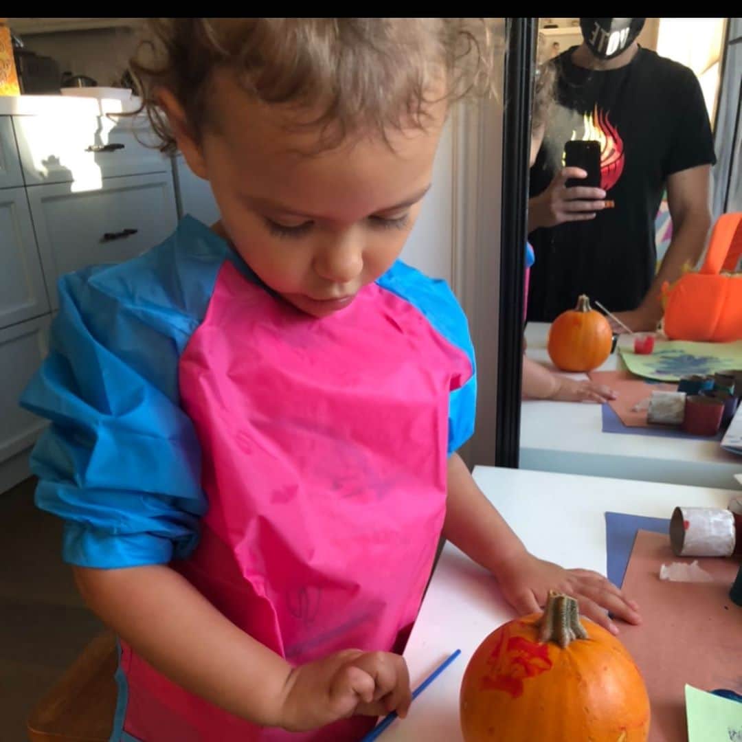 T・J・サインのインスタグラム：「Gettin ready for Halloween with Sweet Niece Olive 🎃 🎨 🖌 🗳」