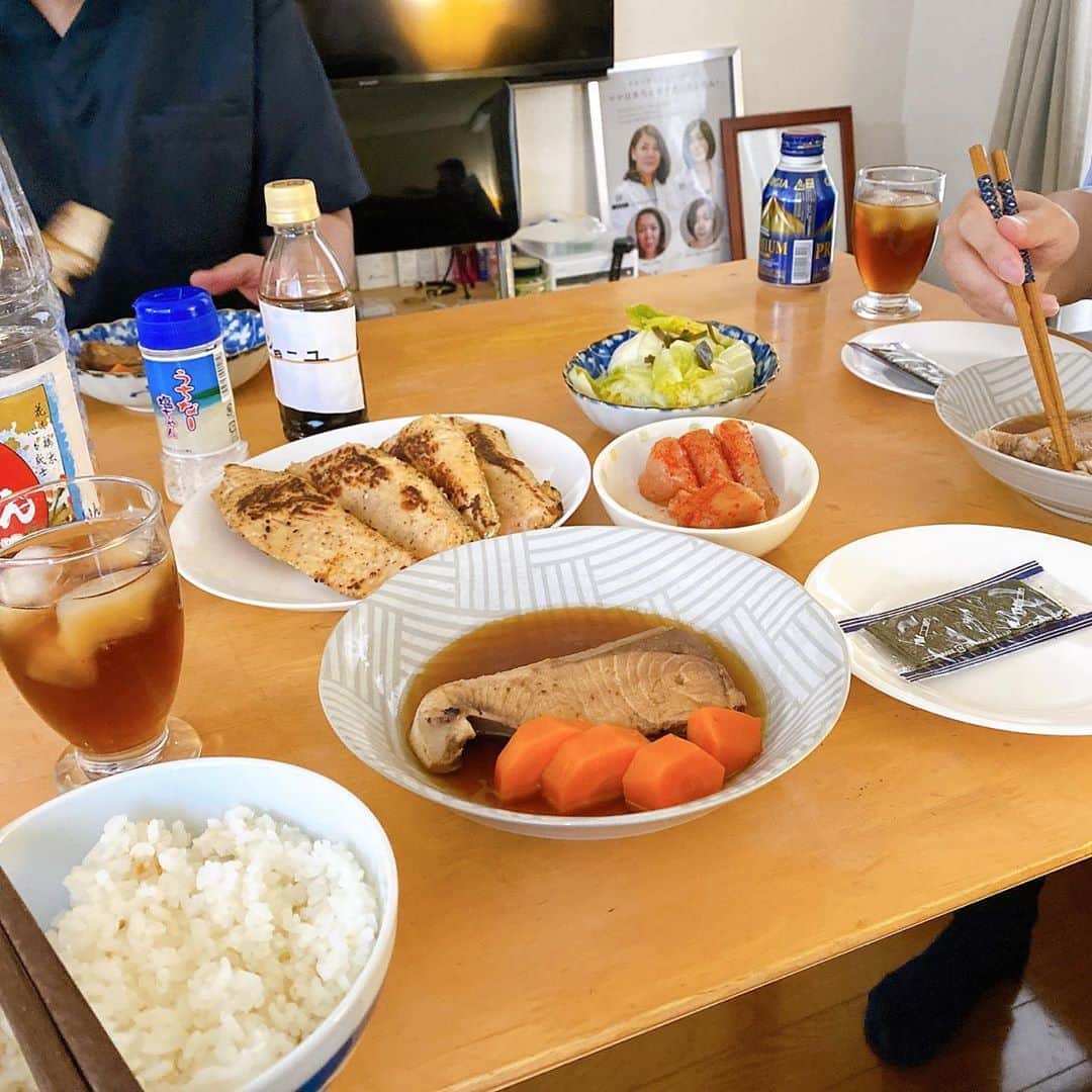 のインスタグラム：「ウチのスタッフが ランチ作ってくれました🤗  #ぶりの照り焼き #サーモンムニエル  #明太子 #ご飯 #幸せランチ」