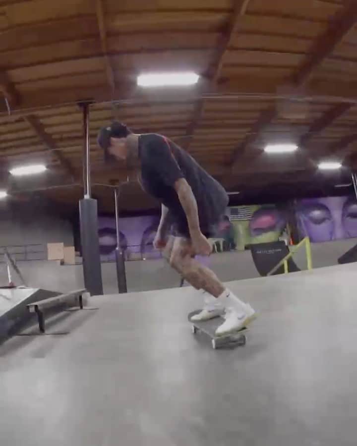 ナイジャ・ヒューストンのインスタグラム：「Cruisin the park for @techdeck🛹 @tweestopher 🎥」