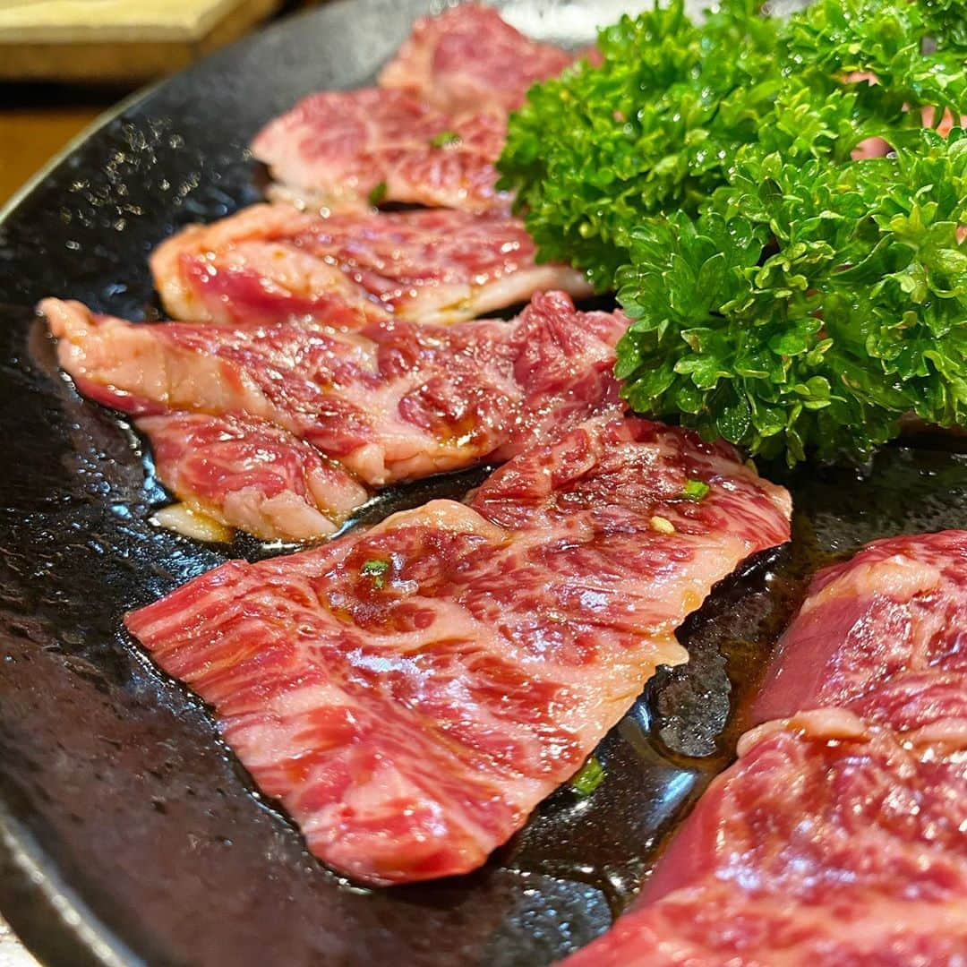 東京肉レポートさんのインスタグラム写真 - (東京肉レポートInstagram)「石垣島肉遠征！ 石垣島で焼肉と言えばこの「やまもと」！店内はこの日も満席で活気ありました😙ハラミ美味しかったな〜石垣島に行ったら一度は訪れたいお店です！  価格帯：7,000円〜10,000円 オススメメニュー：ハラミ、ロース  Visited Ishigaki island for the first time ever ! Exploring local yakiniku restaurants where we can enjoy Ishigaki beef !  #やまもと #石垣島 #石垣島グルメ #肉割烹 #焼肉 #ステーキ #ユッケ #すき焼き #肉 #和牛 #牛 #グルメ #東京肉レポート #肉レポ #yamamoto #ishigaki #hamburger #yakiniku #wagyu #beef #steak #instafood #food #foodie #barbecue #bbq #tokyo #tokyo_wagyu_report」10月17日 10時24分 - tokyo_wagyu_report