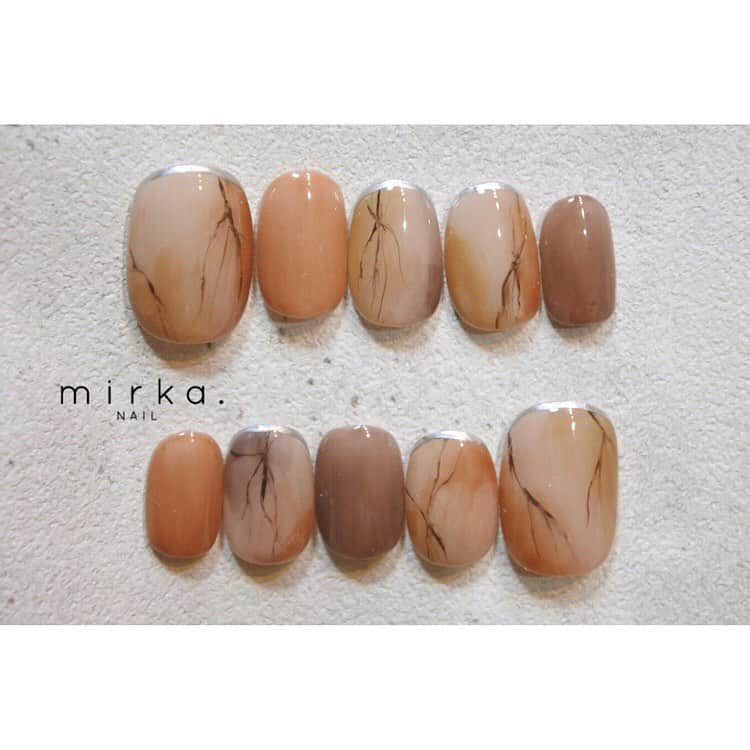 mirka. NAIL(ミルカネイル)さんのインスタグラム写真 - (mirka. NAIL(ミルカネイル)Instagram)「《natural brown》﻿ ﻿ 肌なじみもよく、コーディネートにも合わせやすいデザイン◯﻿ 先端にいれたシルバーでピリッと大人に✴︎﻿ ﻿ ﻿ ﻿ ﻿ ﻿ ▧オンラインショップでハンドチップの販売を始めることにしました▧﻿ ﻿ ﻿ サイズと長さをご指定いただき、ご自身のお爪にぴったりのハンドチップをお作りします。﻿ デザインのカラー、アート等の変更は不可となりますが、フリーデザインよりも着用のイメージをしていただきやすいかと思います＾＾﻿ ﻿ ネイルチップは繰り返しお使いいただけますので、イベントごとや、ちょっとしたお出かけの際にお楽しみください𖤐͙﻿ ﻿ (受注製作のため1〜2週間ほどお時間をいただきますので、イベント等にお使いの場合は余裕をもってご注文くださいませ！)﻿ ﻿ オンラインショップの「ハンドチップをご注文の前に」をお読みいただき、ご注文の流れ、注意事項等をご確認下さい。﻿ ご不明な点がございましたら、お問い合わせください◯﻿ ﻿ 普段ネイルはできないけどたまにはネイルをしてお出かけしたい方、イベントのときだけネイルをしたい方、遠方にお住まいの方など、たくさんの方々にお楽しみいただけたら嬉しいです。﻿ ﻿ ⇨ @mirka.nail プロフィールのリンクからオンラインショップへ﻿ ﻿ ﻿ ひとつひとつ丁寧にお作りします。﻿ ご注文お待ちしております✳︎﻿ ﻿ ﻿ ﻿ ﻿ ﻿ ﻿ 引き続きフルオーダーチップも受け付けております☆﻿ ・フルオーダーチップ﻿ ハンドジェルの料金+¥1000﻿ (計測用チップ代、送料も含まれます)﻿ ﻿ LINEまたはメールにてお気軽にお問い合わせください☻﻿ ﻿ ﻿」10月17日 10時33分 - mirka.nail