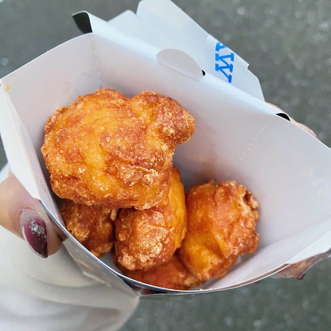 のインスタグラム：「昨日の夕方無性にお腹が空いて久しぶりに買った「からあげくん」 鬼滅の刃は殆ど知りませんが、焦がしバター醤油にひかれてこれを😁 結構味が濃くて食べ応えありました😋 からあげくん、久しぶりに食べたけど美味しかったーっ😁  さて、今日も頑張ろう💪 なんだか考えること、やることが多すぎて一週間があっという間すぎる🙄  皆様も素敵な週末を🌈  本日のグリーンチャンネル🏇中央競馬全レース中継午後を担当致します🎤 よろしければ是非ご覧ください☺️ 今週は…歴史的瞬間が観られるかな🥺？？ 楽しみすぎますね☺️✨  #岡部玲子 #タレント　#レポーター　#女子アナ　#競馬　#競馬キャスター　#グリーンチャンネル　#競馬中継　#秋華賞　#鬼滅の刃　#からあげくん #焦がしバター醤油 #ローソン　#lowson #karaage」