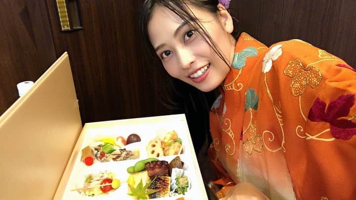 前田友香のインスタグラム：「﻿ 秋の味覚お弁当🍱 と一緒に📷✨﻿ ﻿ ﻿ どうしても﻿ お弁当と一緒に﻿ 写真撮りたがる﻿ 誾さん(⁉︎)﻿ ﻿ ﻿ 栗おにぎりと﻿ 蟹ホタテしらす⁈のおにぎり﻿ のお上品な味に感動🥺﻿ ﻿ 秋らしい﻿ 食材の揚げ物や﻿ 野菜・魚など﻿ やっぱりいついただいても﻿ 最高に美味しいお弁当！﻿ ﻿ ﻿ 味の説明は﻿ 文字では難しいから﻿ ぜひ﻿ 一度食べていただきたい😍﻿ @odashiya.ichiden  ﻿ ﻿写真見るだけで おなかすいたぁ😋😋😋 #柳川﻿ #観光地﻿ #城下町﻿ #一伝﻿ #お出汁や一伝　 #柳川グルメ﻿ #お弁当﻿ ﻿ ﻿ ﻿ちなみに 最後の フルーツまで 本当に美味しいです♡  ※誾千代さんて？と思った方はプロフィールのリンクから立花家史料館のHPにとんでくださいね！ @mune_gin_rai」