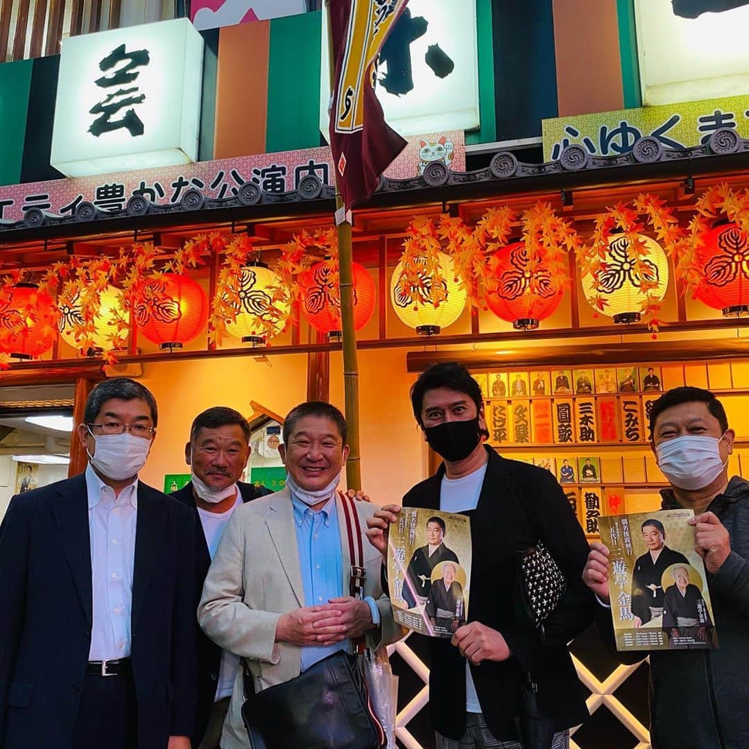 のインスタグラム：「堀越学園高等部時代の落語家の同級生が五代目三遊亭金馬を襲名披露すると言うことで同級生達と浅草演芸ホールまで落語を聞きに行って来た。 そして浅草の路地裏にある渋さが魅力的な焼肉屋で同窓会をしました😊  #浅草演芸ホール #落語 #落語家 #三遊亭 #三遊亭金馬 #堀越学園 #川﨑麻世 #川崎麻世 #浅草グルメ #浅草焼肉屋」