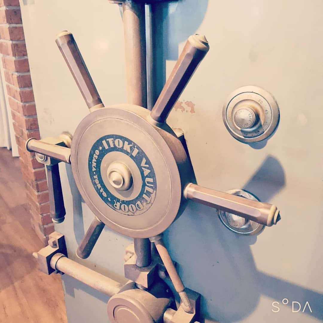 松本隆博のインスタグラム：「。 先日、いったランチで 凄いものに出会った。 ここは元銀行だった建物 で、なんと当時の金庫が そのまま残ってる、、てか 撤去しようにも出来なかった からとの事。 僕は もと信用金庫職員であり、 そしてこの金庫のメーカー の入社試験落とされてる から(￣▽￣;)、馴染みある。 創業125年、元は大阪にて 商売始めた伊藤喜商店、 今のITOKIだ。 ローレルバンクマシン やグローリー工業 (ATMなどの銀行機器のメーカー) の試験も落とされたんだ僕は (￣▽￣;)思い出した……。  ビルの2階もなんだか銀行の 名残りがあって僕はなんだか 懐かしい気持ちになった。 今はこうやってCafeになって るけど、重厚な金庫は当時の まま、でんと構えてる。 時代と共に変わるものなんだ ろうけれど、片りんは残したい、 せめて爪痕くらい残させろや、、 と(˙◁˙)(^-^)。  なんだか今の自分とダブらせて しまいました。。  ここでLiveやりたいなと思いました。 まだまだ俺は消えない。 ここは、カフェKIELO  なんつて(˙◁˙)  ～人生遊歩道～」