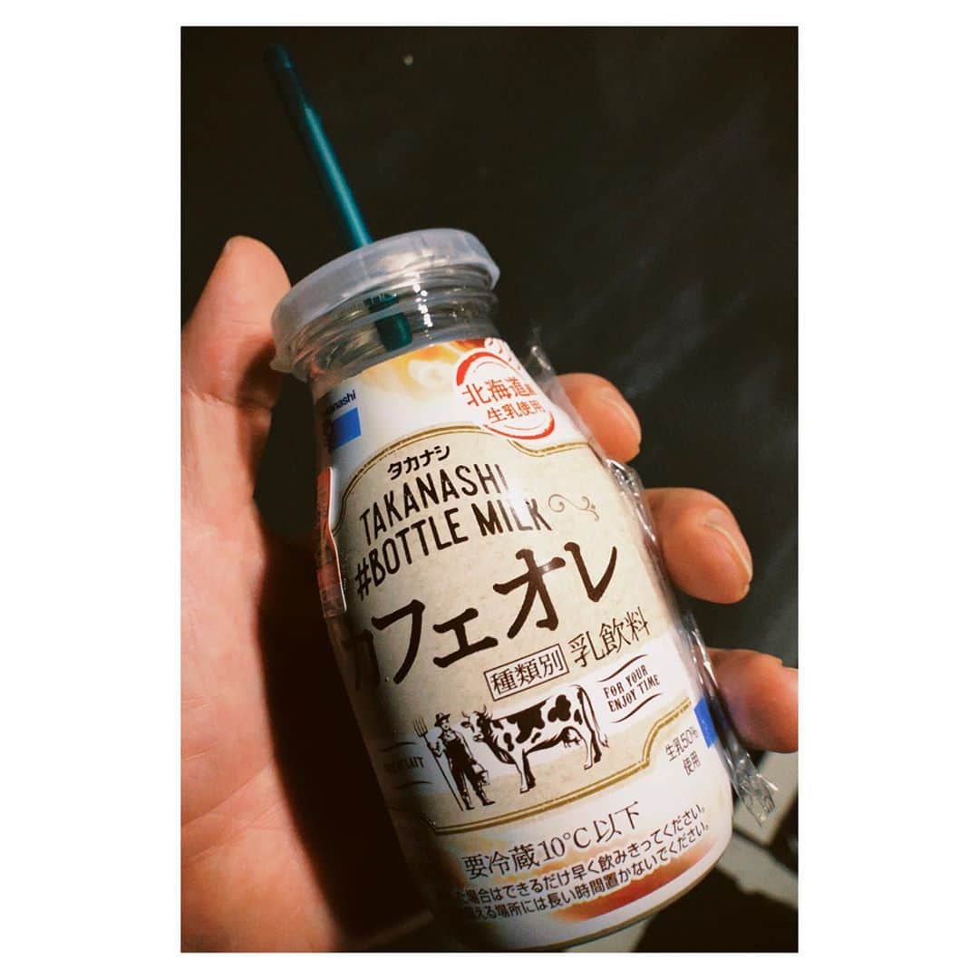 馬庭良介さんのインスタグラム写真 - (馬庭良介Instagram)「Breakfast. #currybread #cafeaulait #劇場近くのパン屋さんで買いました」10月17日 10時41分 - maniwa_ryosuke