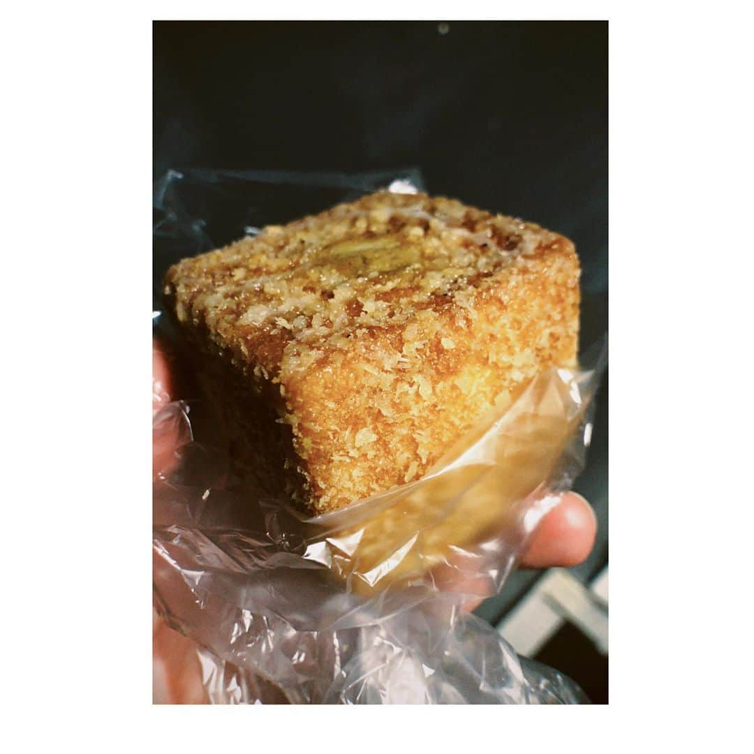 馬庭良介さんのインスタグラム写真 - (馬庭良介Instagram)「Breakfast. #currybread #cafeaulait #劇場近くのパン屋さんで買いました」10月17日 10時41分 - maniwa_ryosuke